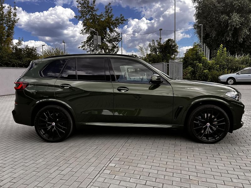 BMW X5 M50i Individual VZDUCH - fotka 3 z 31