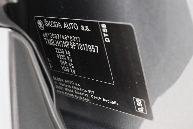 Škoda Superb 2,0 TDI 110 kW DSG STYLE Záruk - fotka 12 z 30