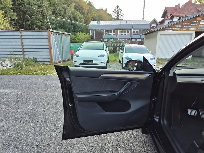 Tesla Model Y PERFORMANCE 393kw 21ALU 93,0% - fotka 36 z 48