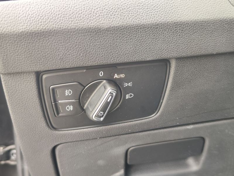 Volkswagen Passat 2.0 TDI/140kW R-Line DSG - fotka 31 z 37