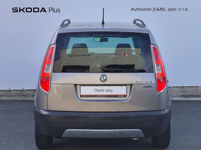 Škoda Roomster (2012) Scout 1.6 TDI 66 kW - fotka 9 z 23