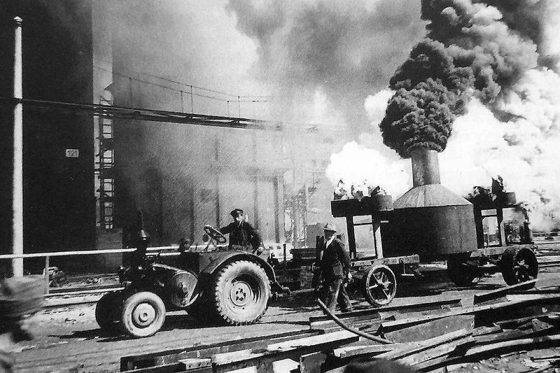 Nákladní vůz Matford při zkoušce umělého zamlžení v areálu chemického závodu v Záluží u Mostu 1. července 1944.