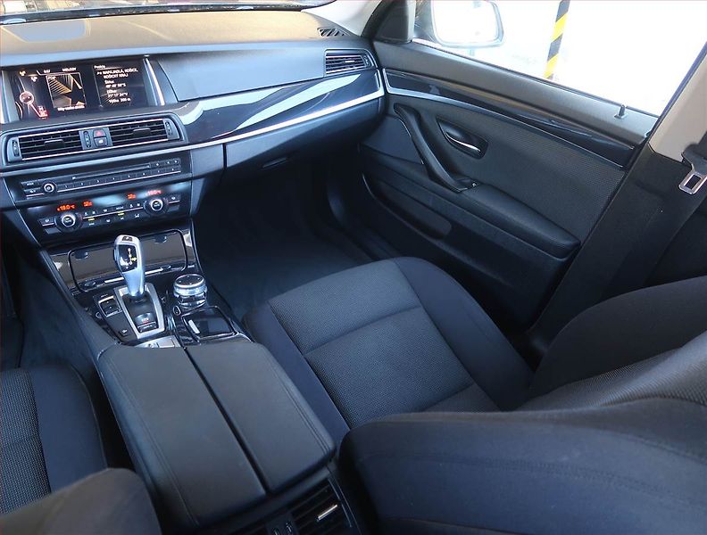 BMW Řada 5 (2016) 520d xDrive, 4X4, Automat - fotka 8 z 20