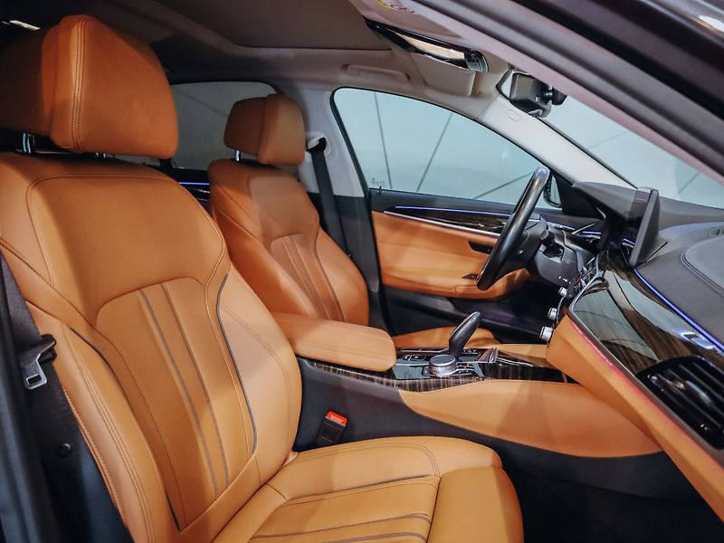 BMW Řada 5 530d xDrive 210 kW - fotka 23 z 28