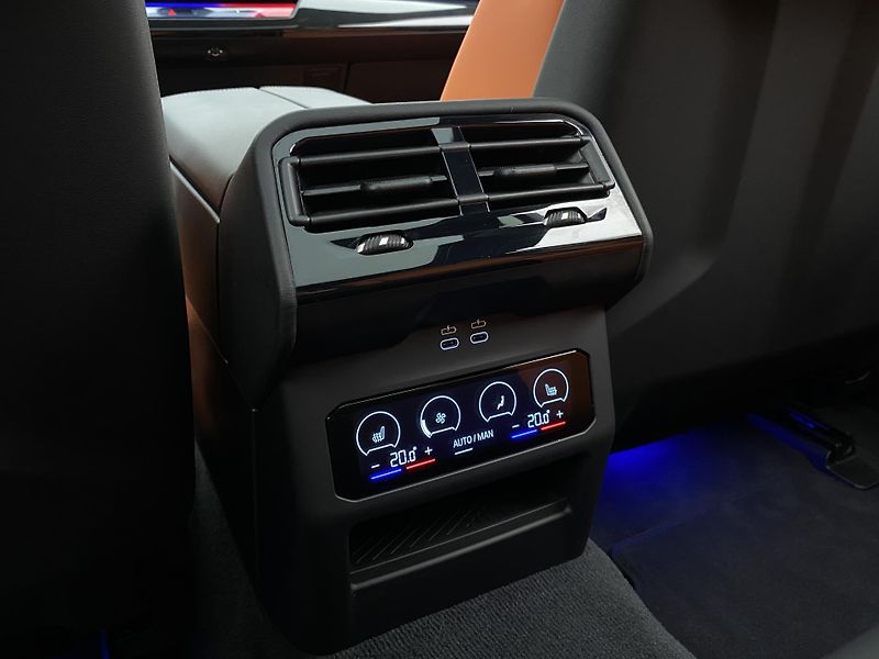 BMW M5 TOURING G99 B&W AWD 1.maj. - fotka 24 z 45