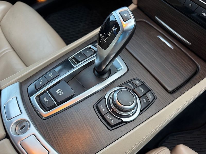 BMW Řada 7 (2012) 740 D XDRIVE 225kW - fotka 25 z 40