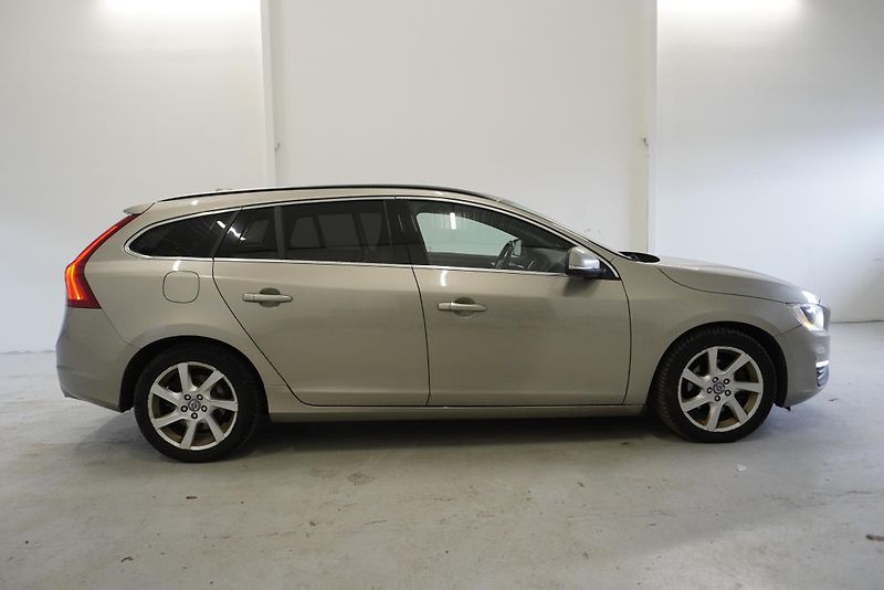 Volvo V60 D4 AUTOMAT - fotka 4 z 29