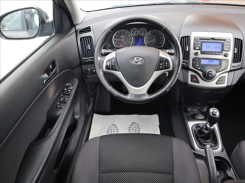 Hyundai i30 1,6   i SW DigiKlima,Tempomat, - fotka 9 z 28