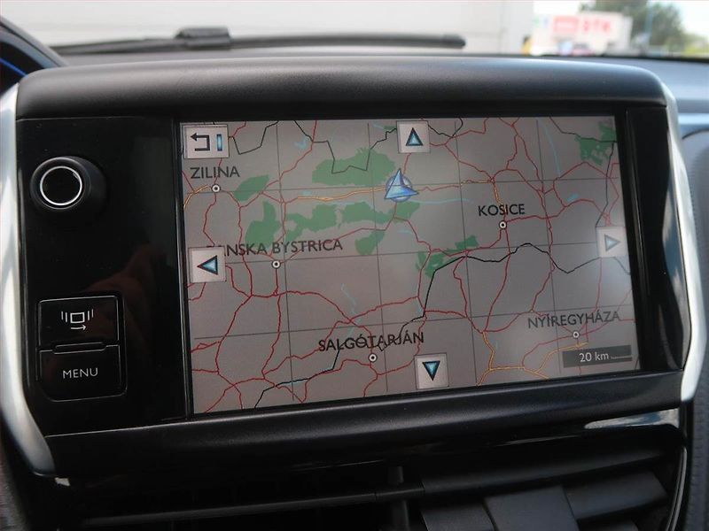 Peugeot 2008 (2013) 1.6 e-HDi, Navi, Tempomat - fotka 13 z 18