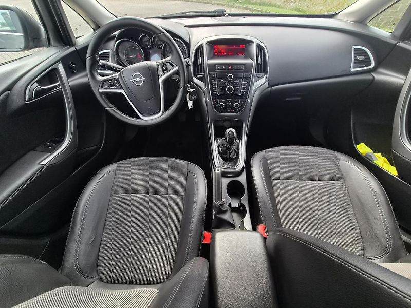 Opel Astra (2013) 1,4T COSMO - fotka 6 z 13