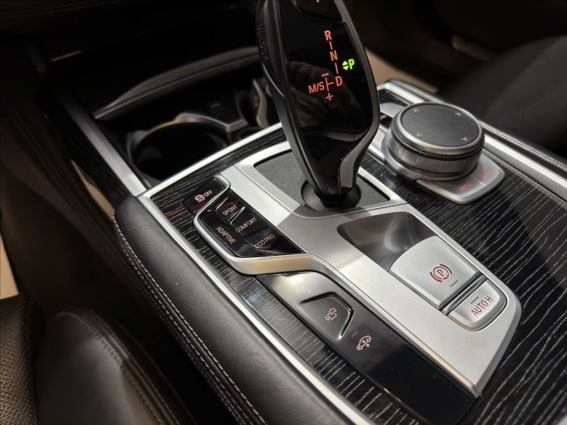 BMW Řada 7 3,0   730D XD LASER MASÁŽE - fotka 24 z 45