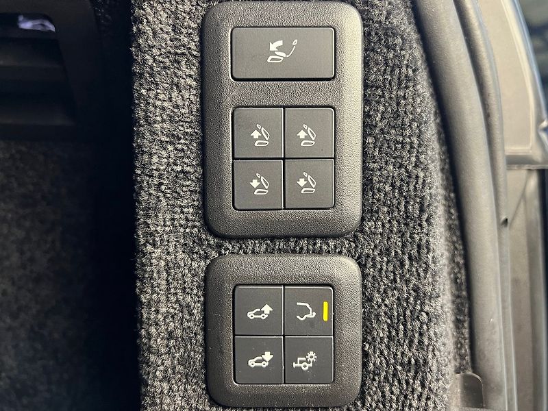 Land Rover Range Rover 4.4 SDV8 VOGUE, PANORAMA, VZDU - fotka 29 z 32