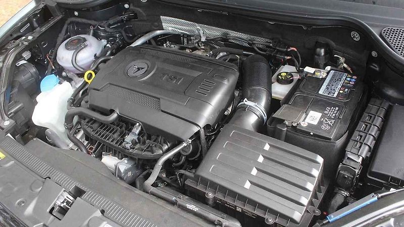 Auto poskytuje dostatek řidičské zábavy