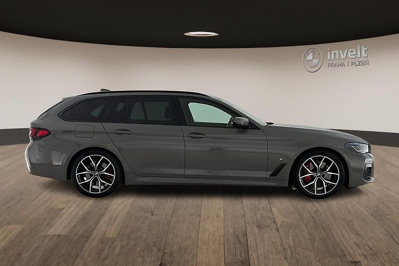 BMW Řada 5 530d xDrive - fotka 2 z 29