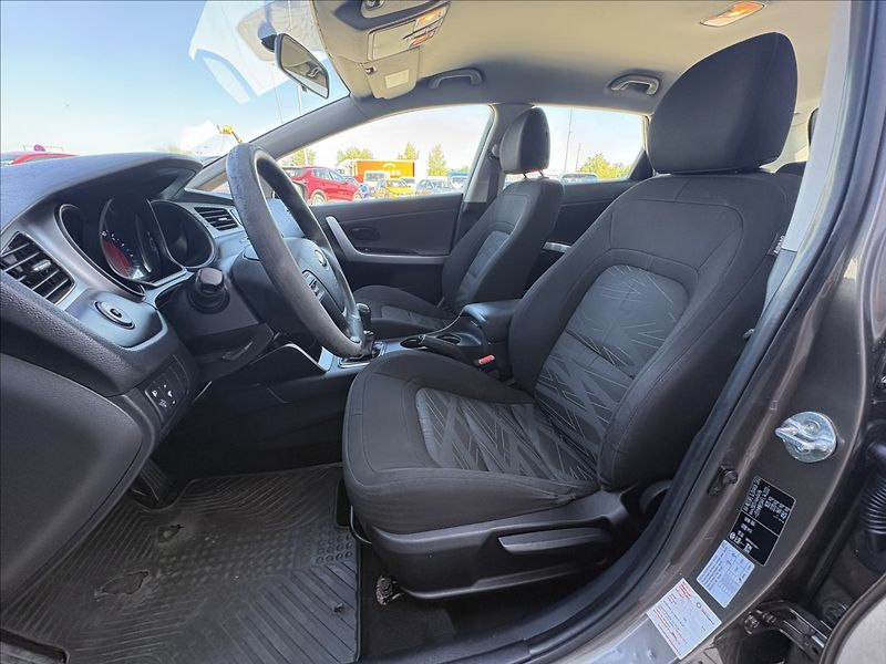 Kia Ceed 1,6 GDi 99 kw ČR 1. maj. servi - fotka 13 z 23