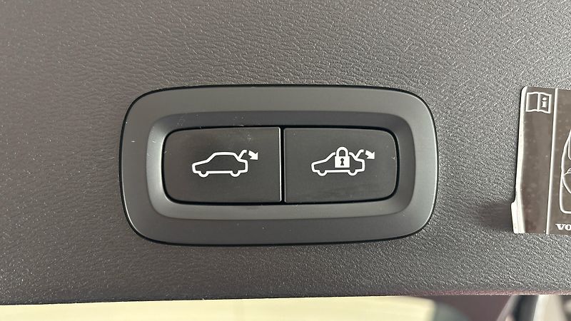 Volvo XC40 2.0 T3 AUT Momentum Pro - fotka 20 z 27