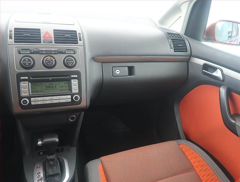 Volkswagen Touran (2007) Cross 2.0 TDI, Automat, 7 míst - fotka 8 z 16