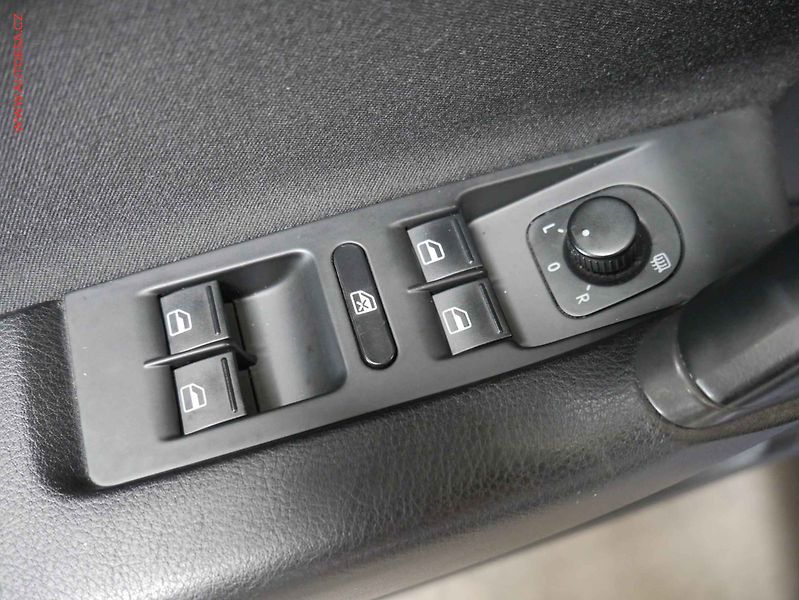 Volkswagen Passat (2011) 1.6 TDi, 1.maj, servis.kniha - fotka 16 z 16