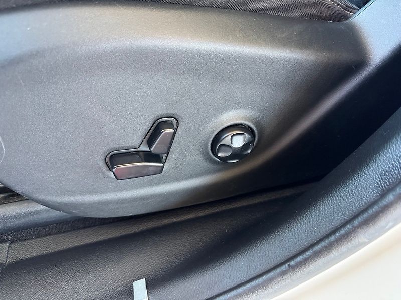 Jeep Cherokee (2015) 2.0 L TD Longitude - fotka 13 z 50