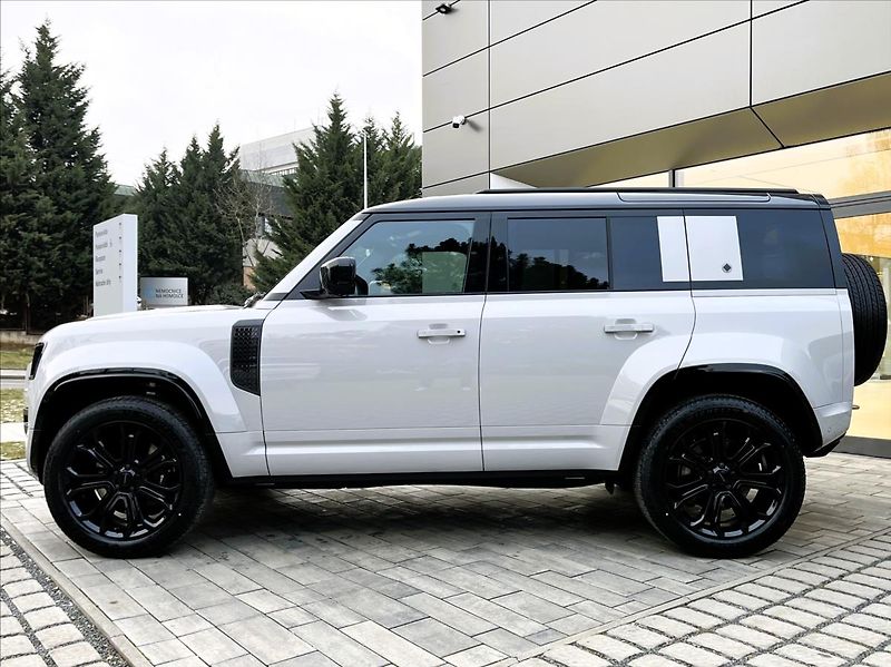 Land Rover Defender (2026) 110 V8 P635 OCTA - fotka 3 z 38
