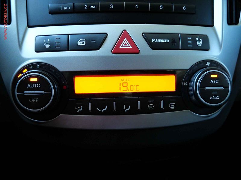 Kia Ceed (2009) 1.4CVVT, ČR, AC, park.čidla - fotka 19 z 20