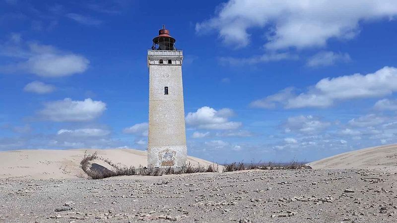 Obří písečná duna Rubjerg Knude vytváří na samotném severu Dánska dojem mnohakilometrové pouště.