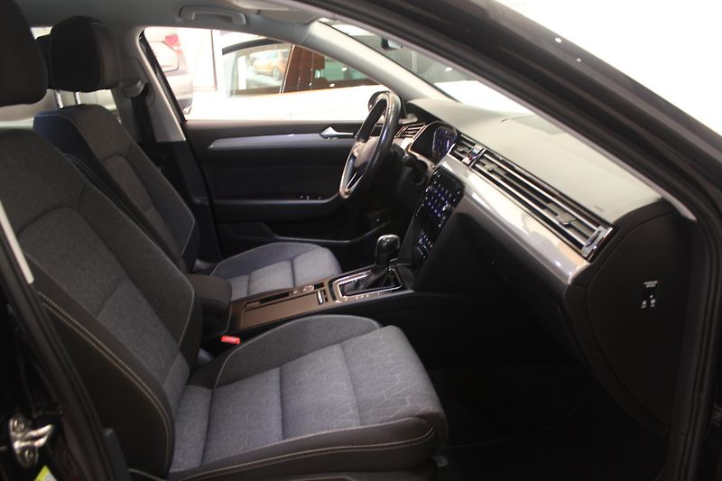 Volkswagen Passat (2023) 2.0TDI DSG Display LED Tažné - fotka 23 z 35