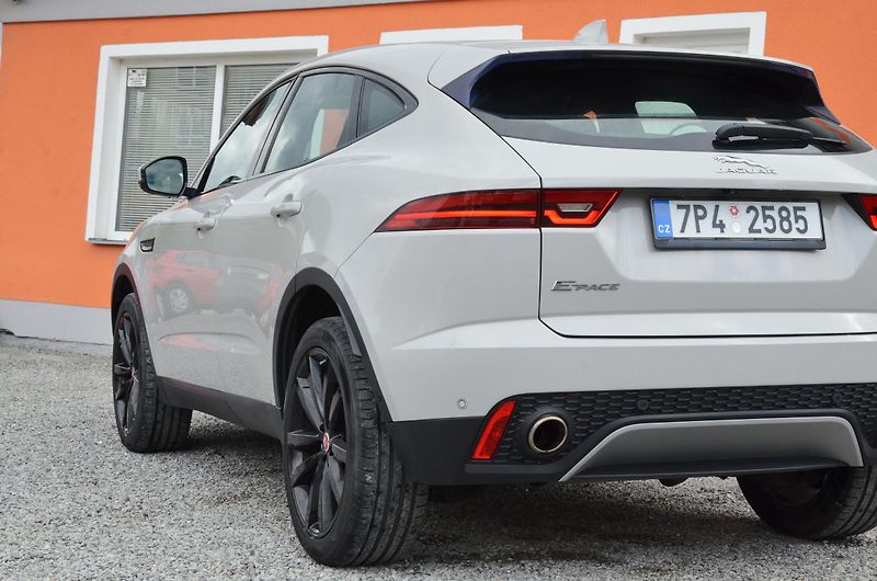 Jaguar E-Pace (2018) 2.0 D 132kW S AWD AT 1.MAJITEL - fotka 10 z 43