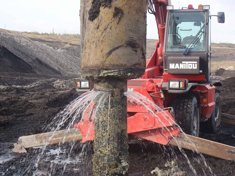 Manitou je francouzský výrobce manipulační techniky. Ten klade důraz na výrobu strojů určených pro manipulaci jak v terénu, tak v průmyslových halách, skladech a zpevněném povrchu obecně.