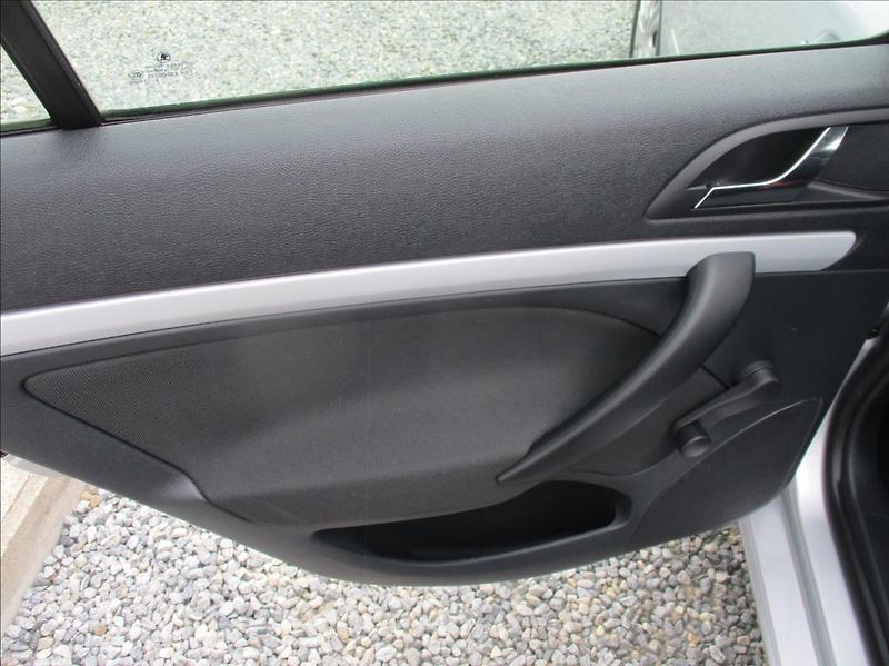 Škoda Octavia 1,4 TSI, klima, serv. kniha, - fotka 10 z 32