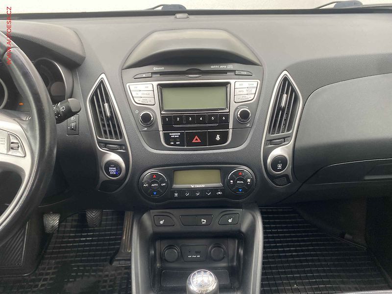 Hyundai ix35 (2010) 2.0 i 4WD, ČR, AC, TZ, park - fotka 12 z 16