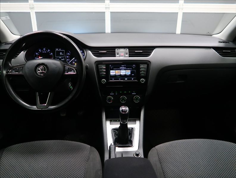 Škoda Octavia 1,2 TSI XENON VÝHŘEV 2x ALU - fotka 9 z 33