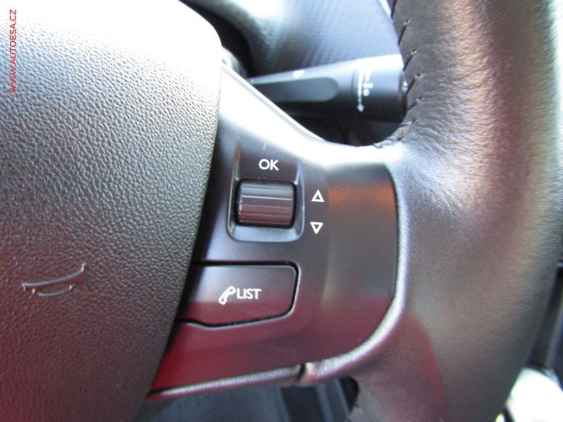 Peugeot 2008 (2019) 1.2 PT, 2.maj,ČR, Navi, park - fotka 15 z 20