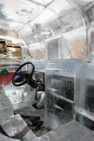 Pick-up s karoserií z ledu.