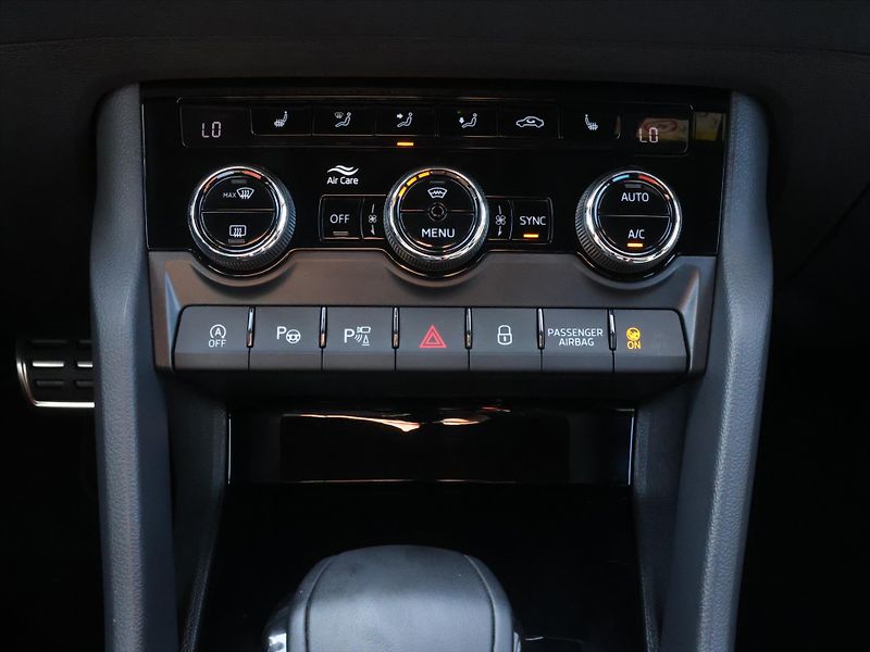 Škoda Karoq 2,0 2.0 TDI Sportline 4x4 DSG - fotka 26 z 35