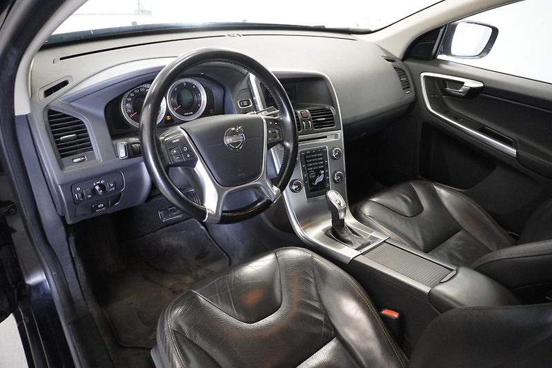 Volvo XC60  2.4 D5 MOMENTUM AWD AUTOMAT - fotka 14 z 27