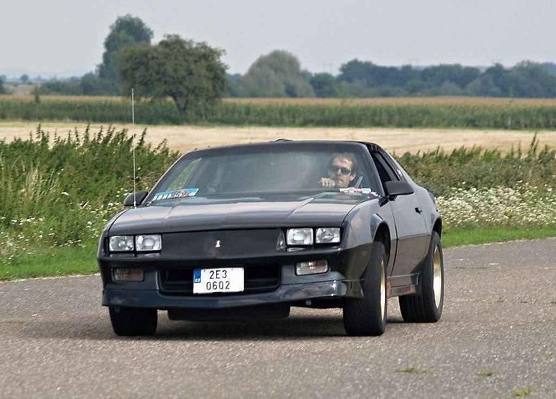 Sraz amerických vozů Chevrolet Camaro a Pontiac Firebird v Kolíně.