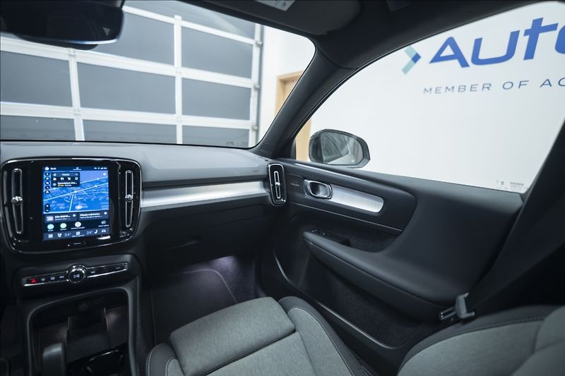 Volvo XC40 2,0 B3 NAVI KAMERA 360° TAŽNÉ - fotka 14 z 38