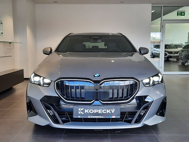 BMW Řada 5 (2026) 540d xDrive Touring M Sport - fotka 2 z 17