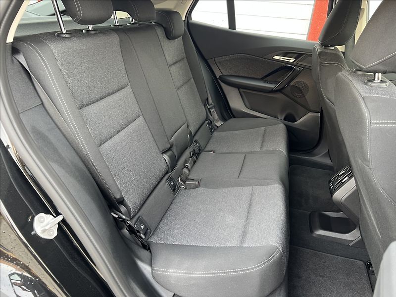 BMW iX2 0,0 eDrive20  Záruka 150kW - fotka 18 z 39