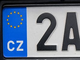 Spor se netýkal písmen ani číslic registrační značky, ale pouze hvězd Evropské unie v jejím modrém pruhu.