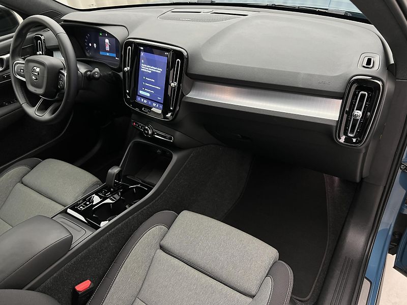 Volvo XC40 B3 DARK PLUS AUT CZ 1. maj. - fotka 22 z 41