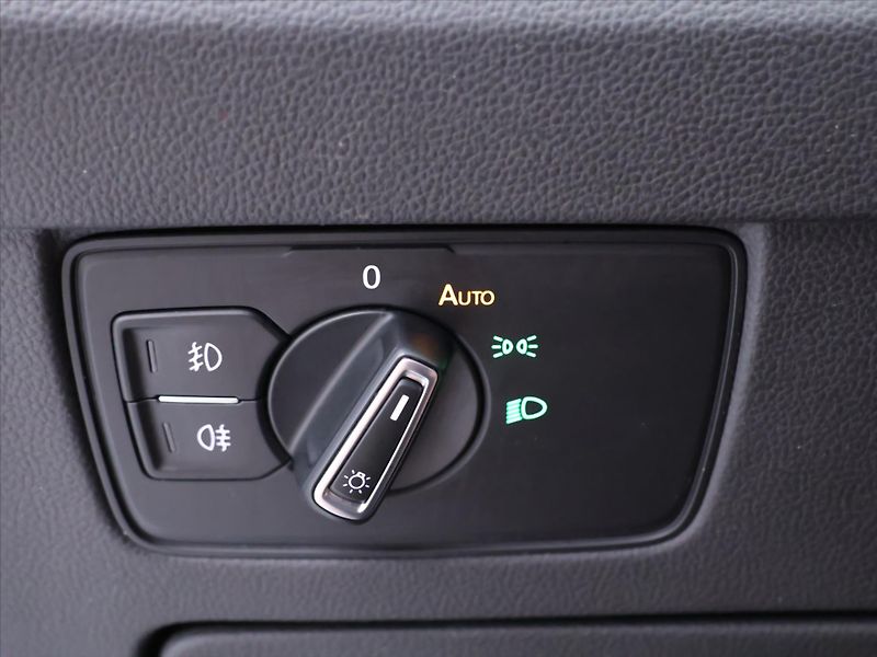 Volkswagen Passat 2,0 TDI 110kW DSG R-line 1.Maj - fotka 17 z 32