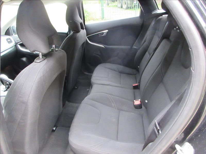 Volvo V40 1,6 D D2, 84Kw, Klima, park.sy - fotka 15 z 28