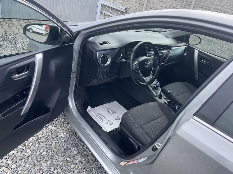 Toyota Auris 1.8i 16v HYBRID AUT SERVIS TOP - fotka 152 z 172