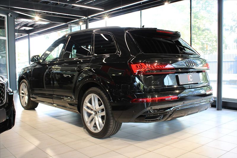 Audi Q7 50 TDi quattro Competition Plu - fotka 4 z 39