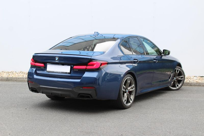 BMW Řada 5 M550i xDrive Sedan - fotka 2 z 28