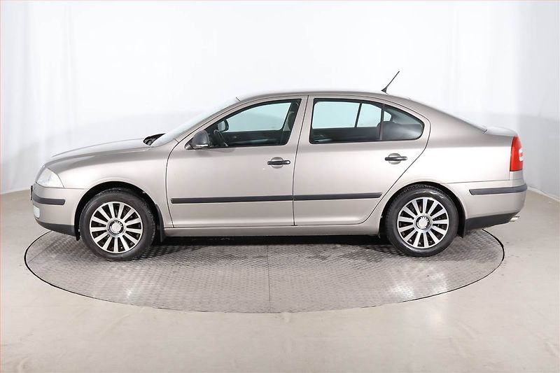 Škoda Octavia (2011) 1.6, Serv.kniha, Tempomat - fotka 3 z 21