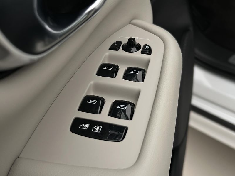 Volvo XC90 B5 AWD R-DESIGN 7 MÍST AUT - fotka 47 z 48