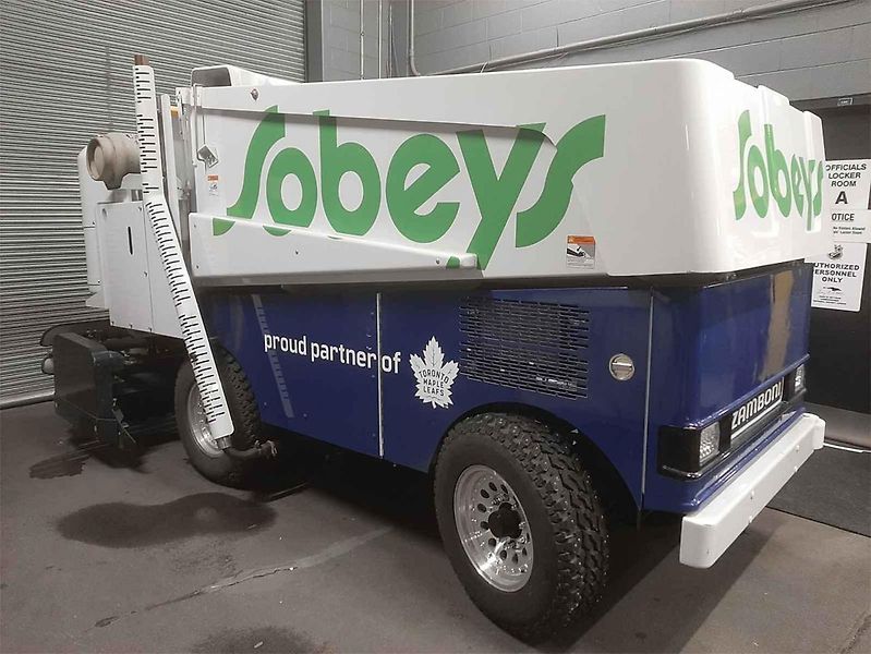 Dnes je to při hokejových utkáních samozřejmost. První stroj - rolba na úpravu ledu se zrodila před 75 lety. Zkonstruoval ji Frank Zamboni v Paramountu ve Spojených státech. Foto: Wikimedia Commons, Calle Eklund V-wolf, CC BY-SA 3.0